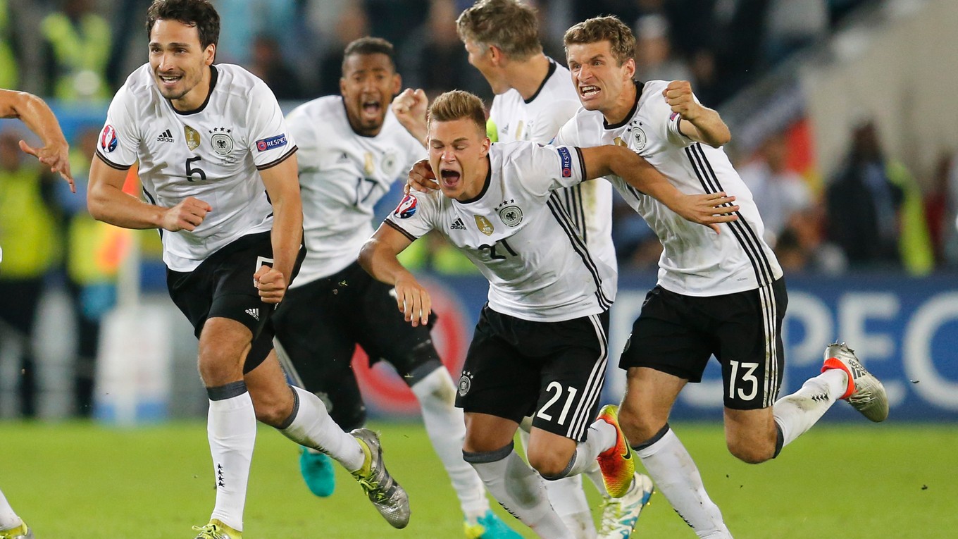 Radosť nemeckých futbalistov po rozhodujúcej penalte.