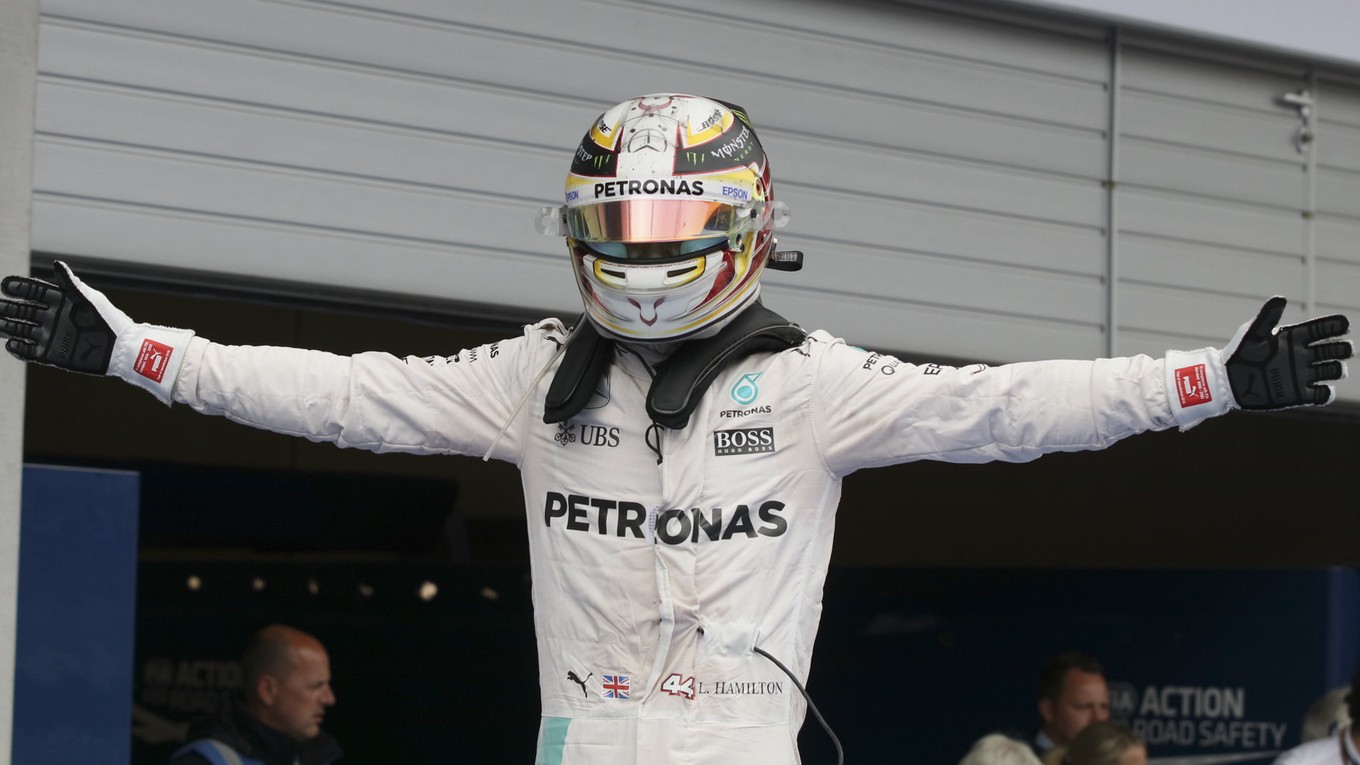 Hamilton si vyslúžil bučanie.