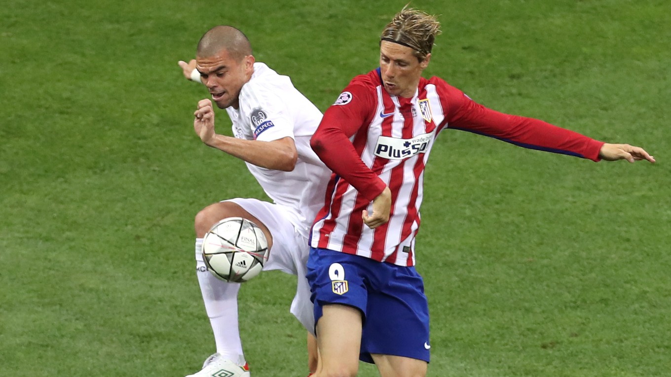 Fernando Torres (vpravo) si bude aj naďalej obliekať dres Atlética Madrid.