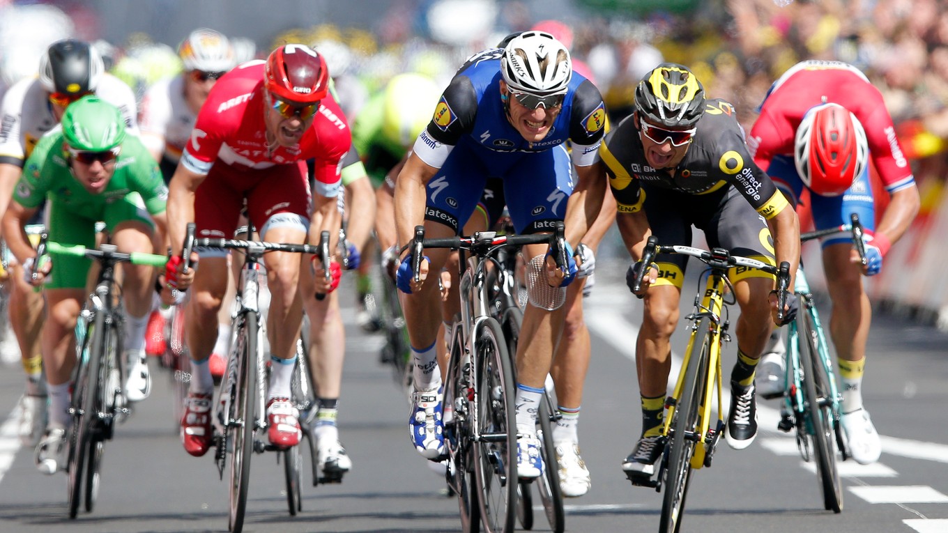 Marcel Kittel (v modrom) v záverečnom šprinte tesne porazil Bryana Coquarda (druhý sprava).