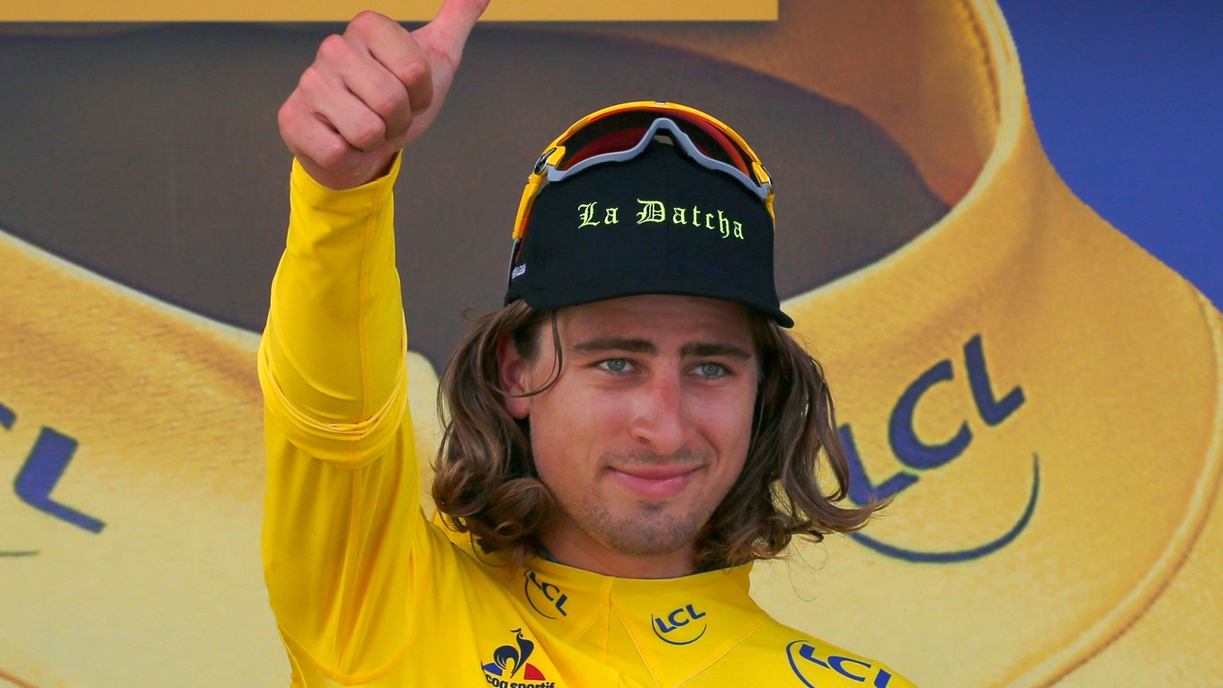 Historický moment. Peter Sagan si obliekol na Tour de France žltý dres pre lídra pretekov.