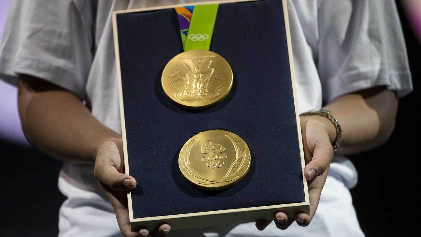 Zlatá olympijská medaila počas prezentácie v Olympijskom parku v Rio de Janeiro