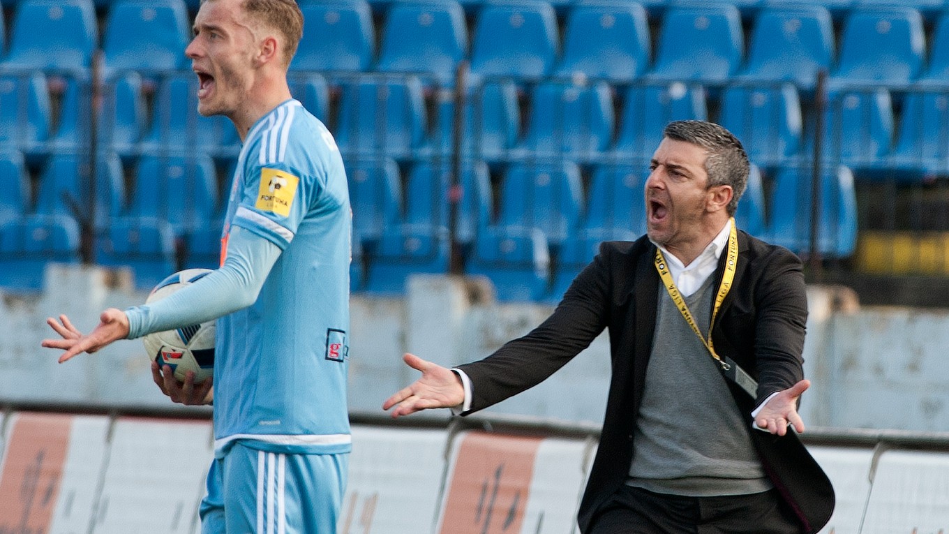 Tréner Slovana Nikos Papavasiliou.