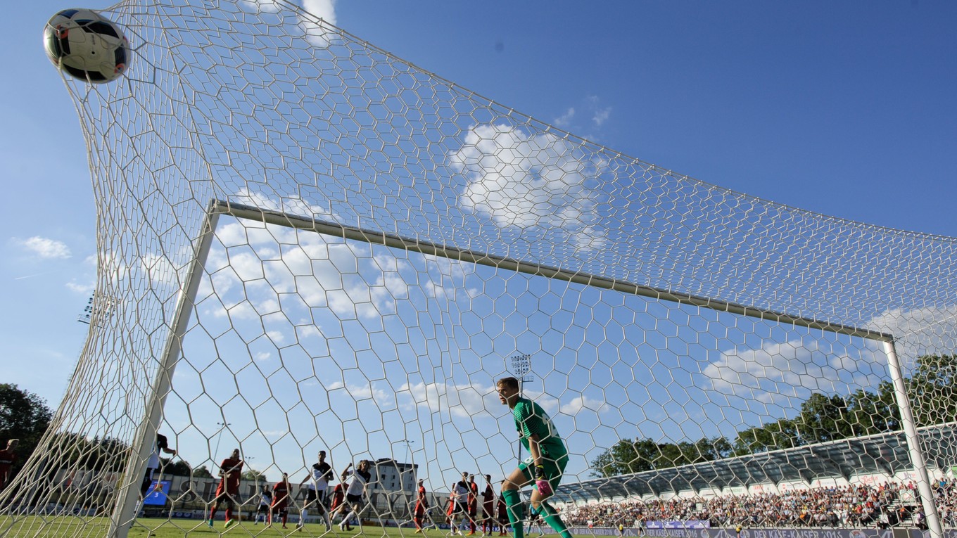 Futbalisti Admiry strieľajú druhý gól do siete Myjavy.