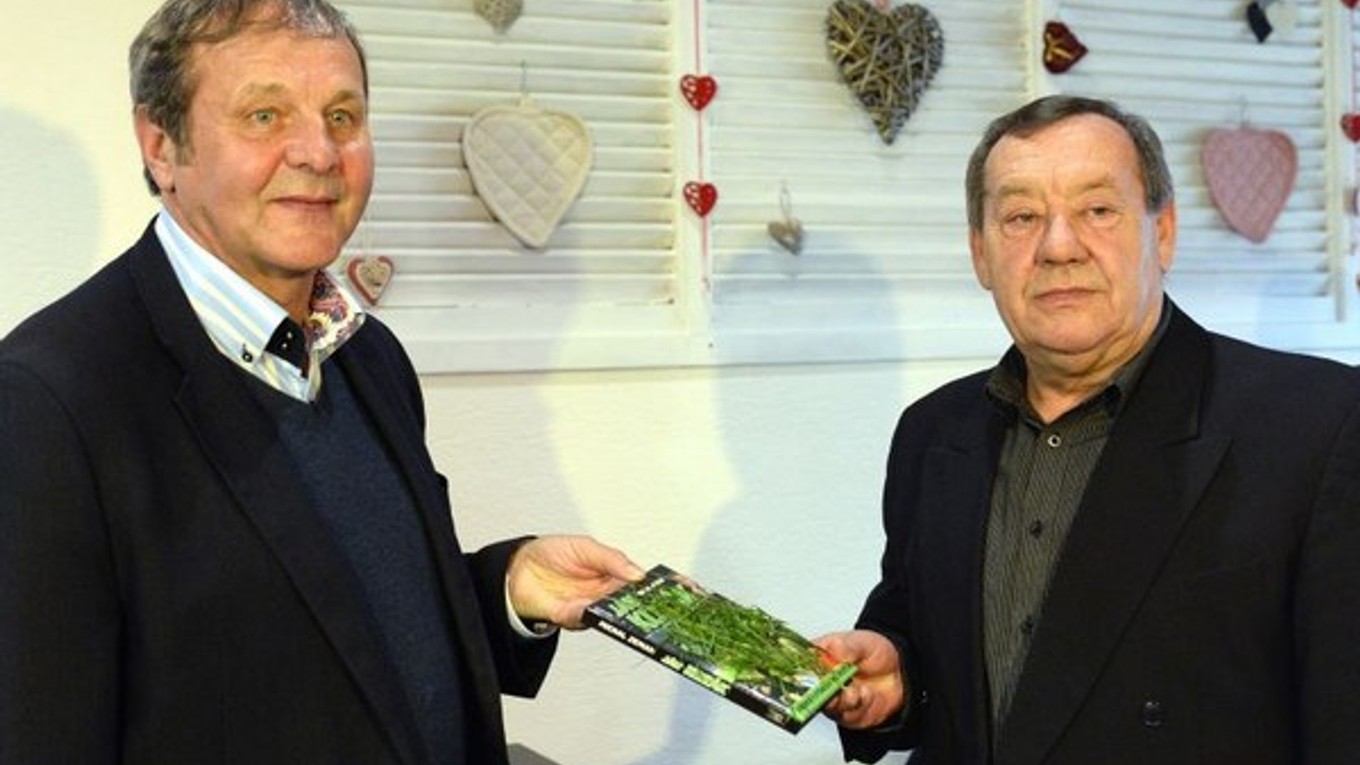 Na snímke zľava tréner Ján Kozák a bývalý futbalista Jozef Móder.