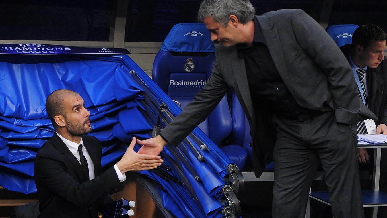 Pep Guardiola (vľavo) a José Mourinho budú súperiť aj v Anglicku.