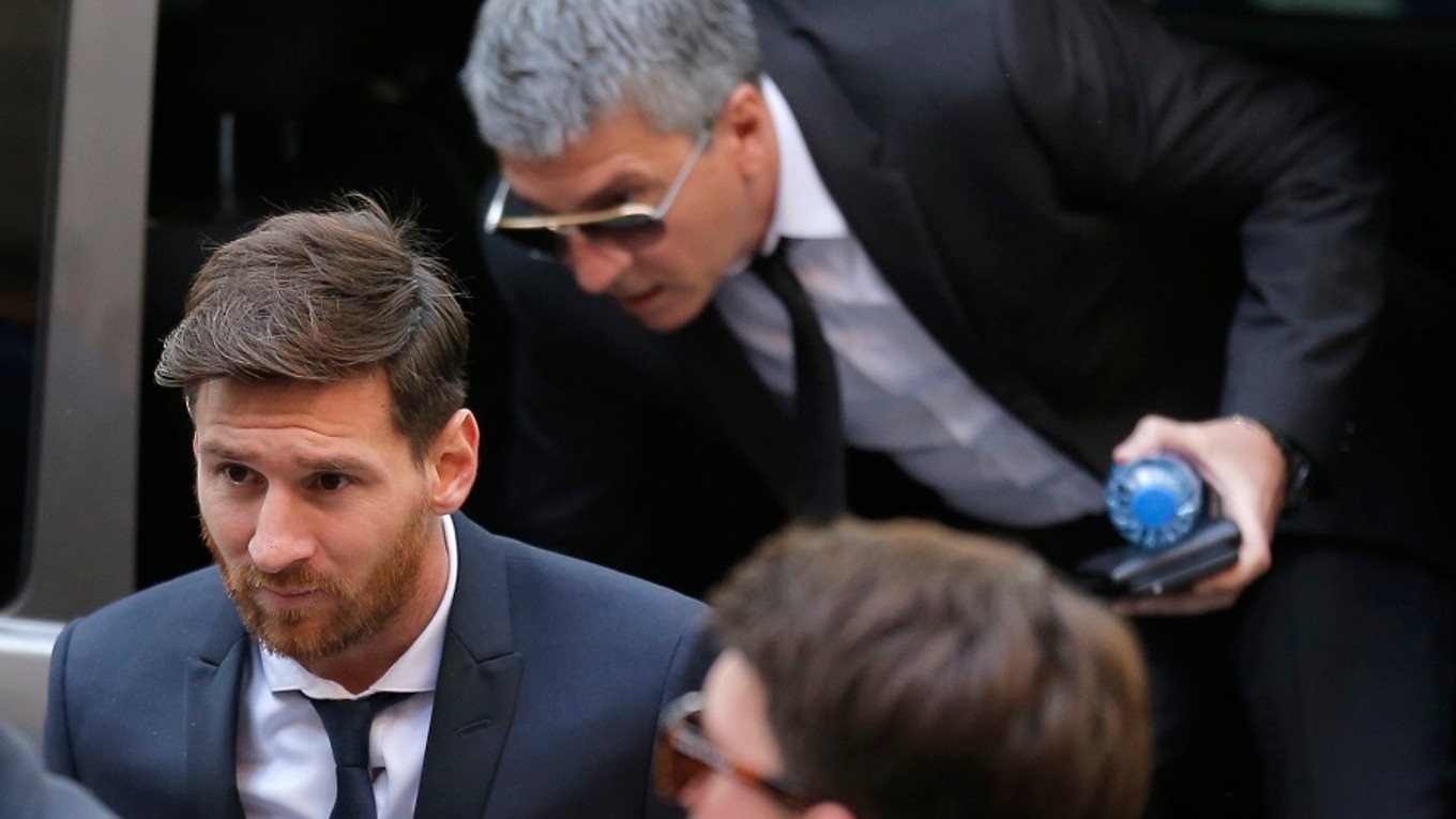 Lionel Messi (vľavo) neprežíva najjednoduchšie obdobie.