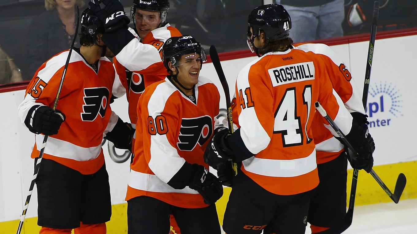 Rus Medvedev (druhý zľava) sa rozhodol pre návrat do KHL.