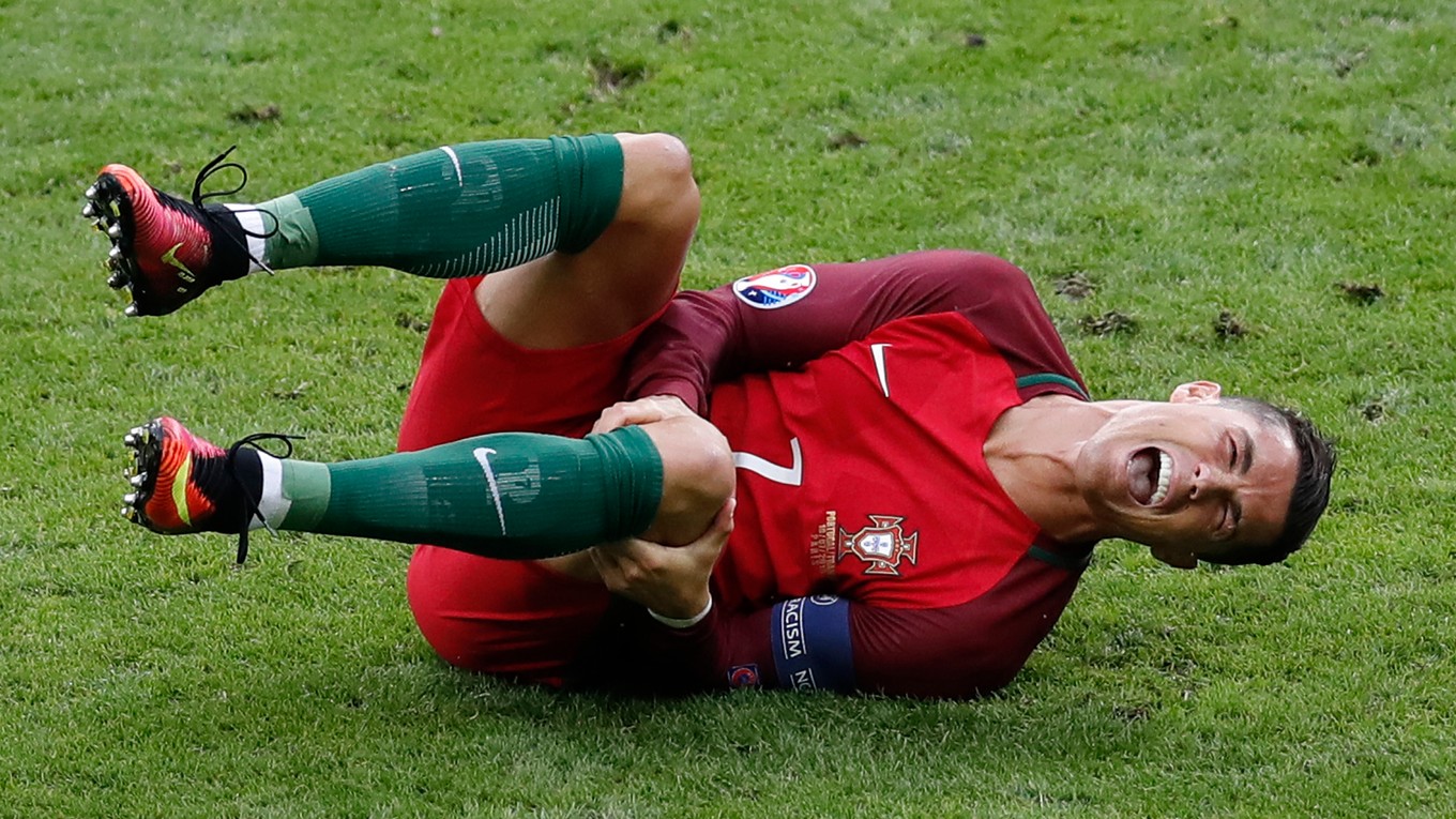 Cristiano Ronaldo sa po zákroku zvíjal v bolestiach.