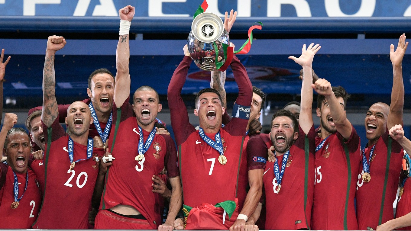 Kapitán Cristiano Ronaldo dvíha nad hlavu majstrovskú trofej.