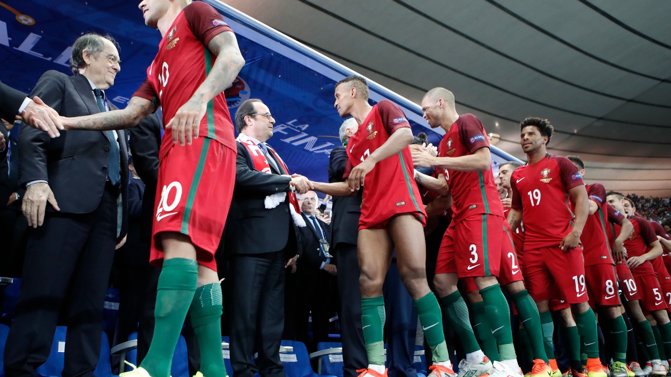 Futbalisti Portugalska si preberajú zlaté medaily.