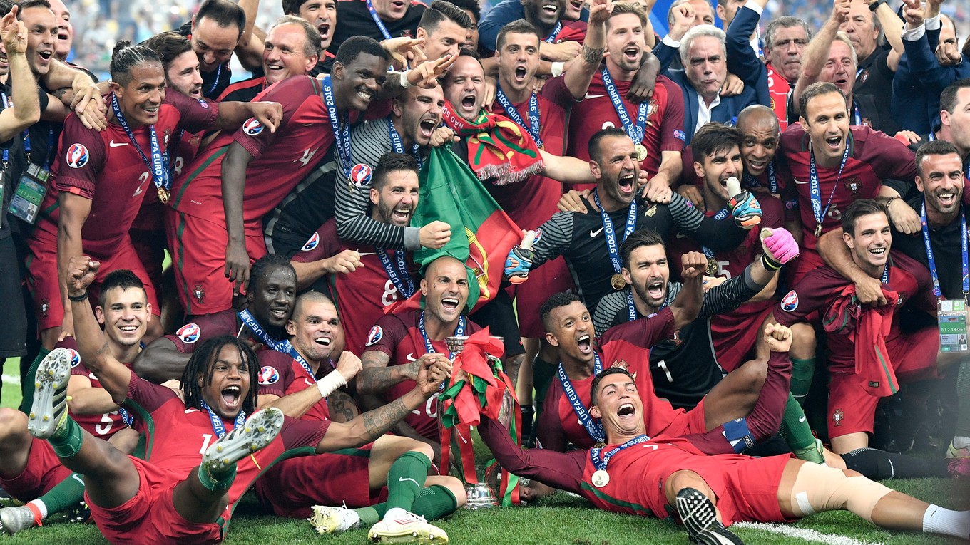 Futbalisti Portugalska pózujú po zisku titulu majstrov Európy.