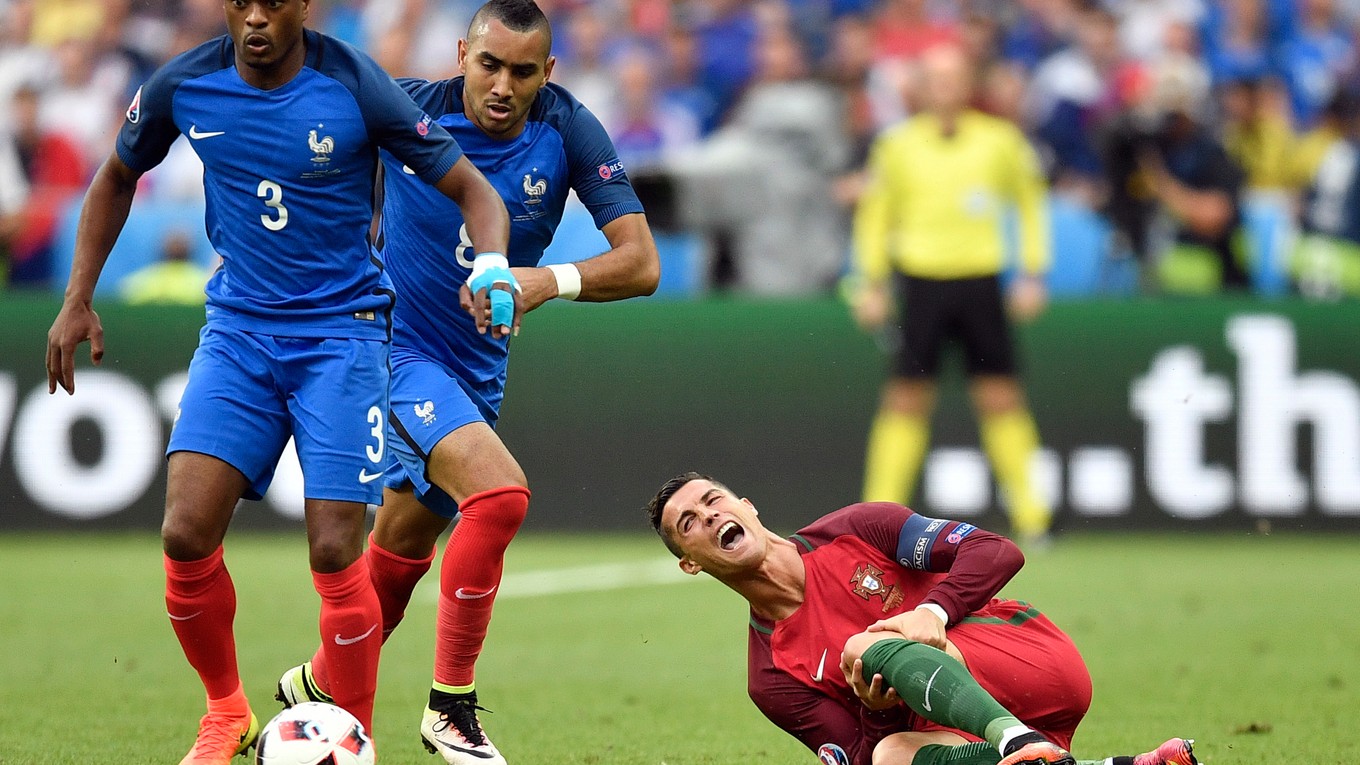 Cristiano Ronaldo (na zemi) psi zranenie privodil vo finále ME vo Francúzsku.