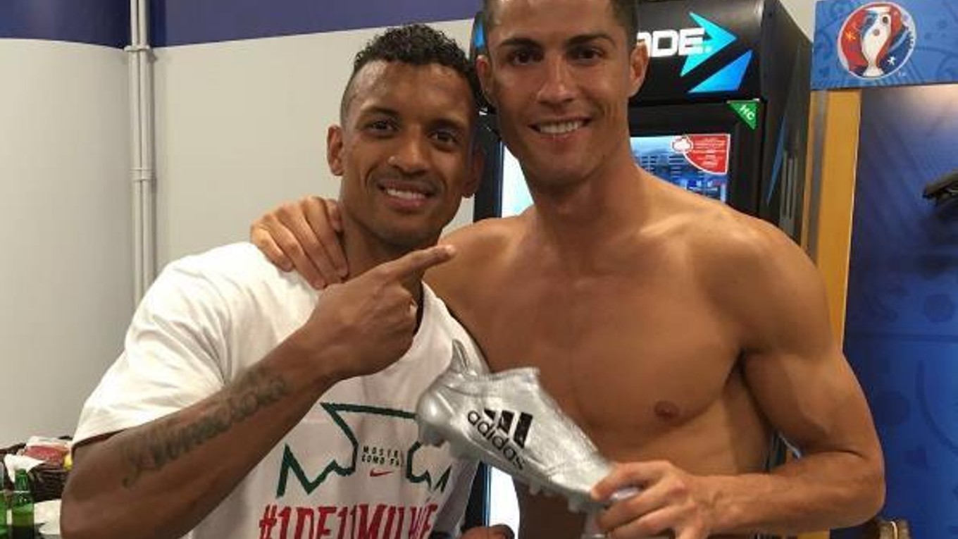 Ronaldo (vpravo) dal svojmu kolegovi z reprezentácie nezvyčajný darček.