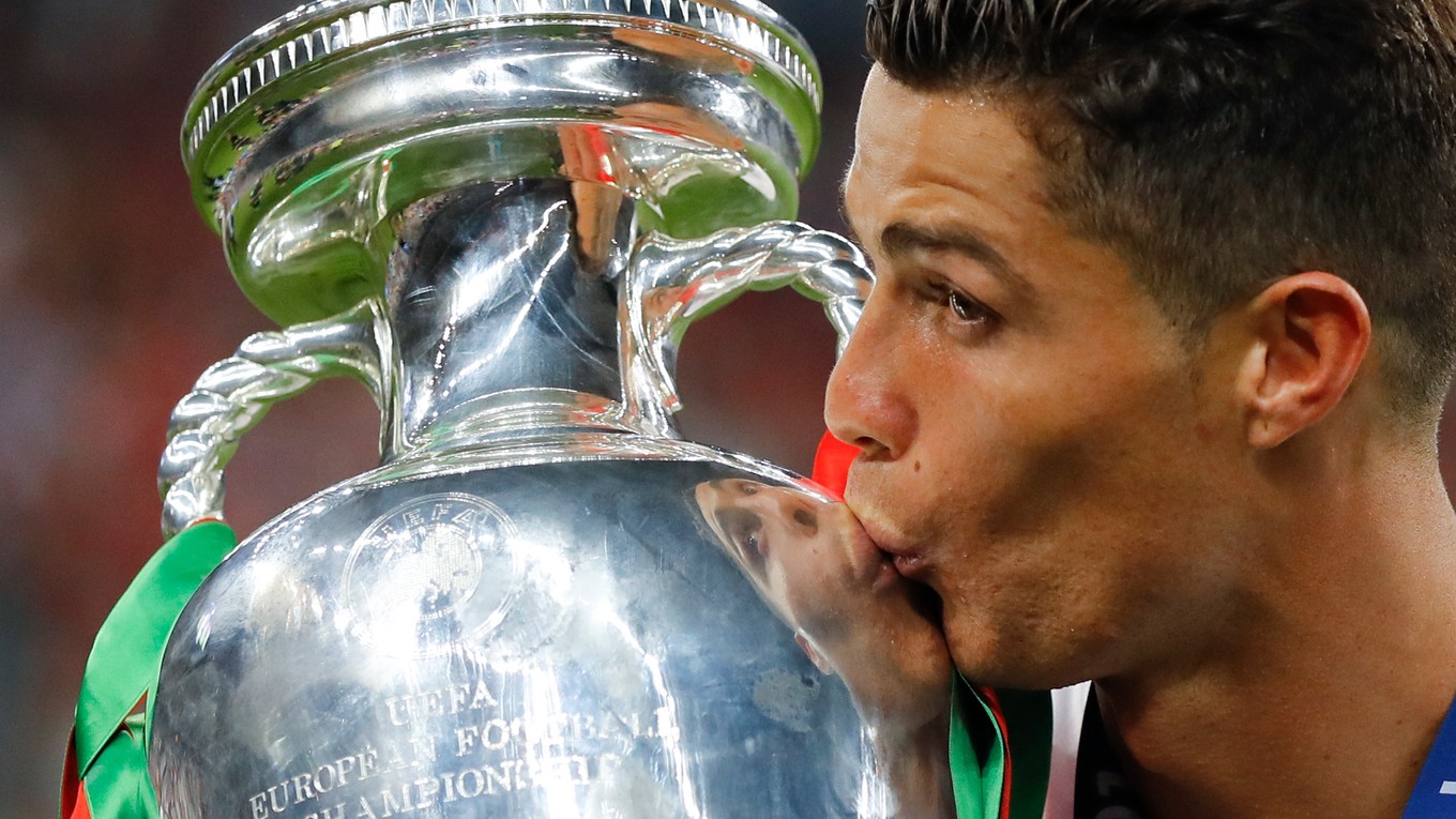Cristiano Ronaldo priviedol Portugalsko ako kapitán k titulu majstrov Európy.