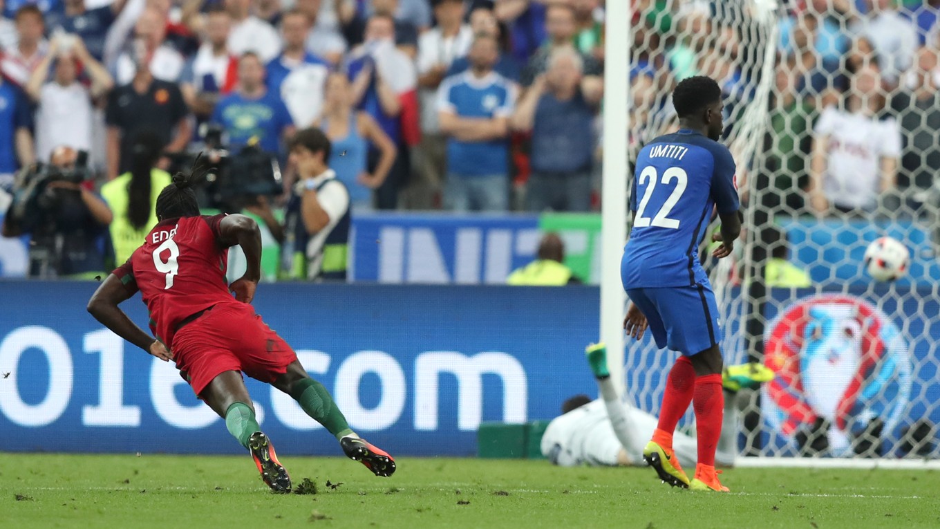 Éder (vľavo) strieľa víťazný gól do siete Francúzska.