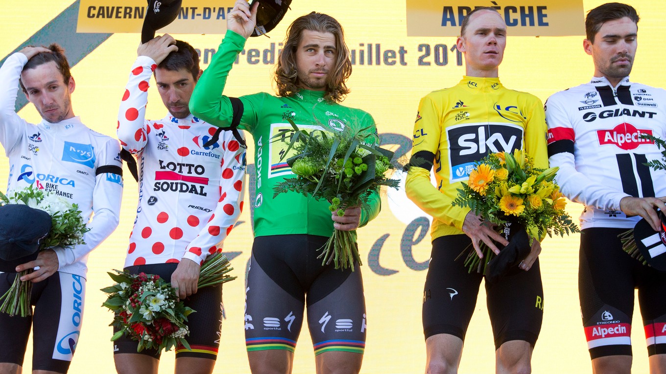 Peter Sagan (uprostred) v zelenom drese na pódiu po piatkovej časovke.