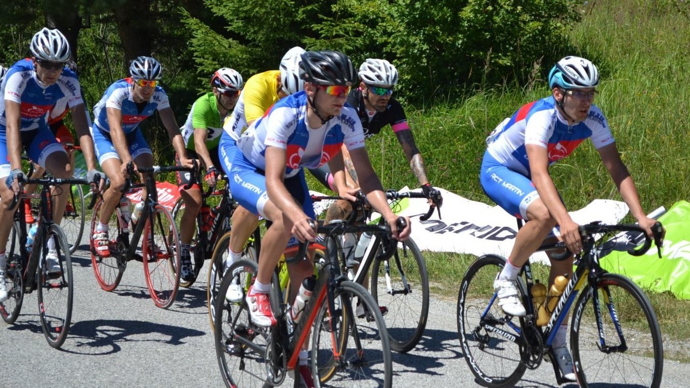 Cyklisti R.C.T. Martin poctivo strážili čelo pelotónu. 