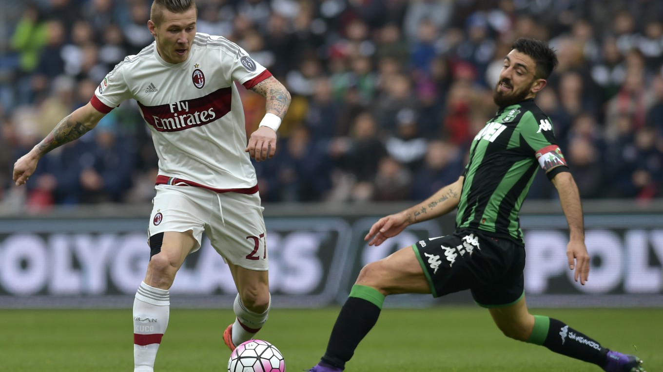 Hráč Sassuola Francresco Magnanelli v súboji o loptu s Jurajom Kuckom z AC Miláno.