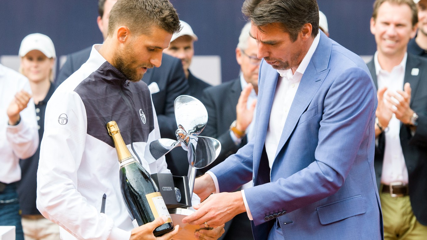 Martinovi Kližanovi odovzdal víťaznú trofej bývalý skvelý nemecký tenista a riaditeľ turnaja v Hamburgu Michael Stich.