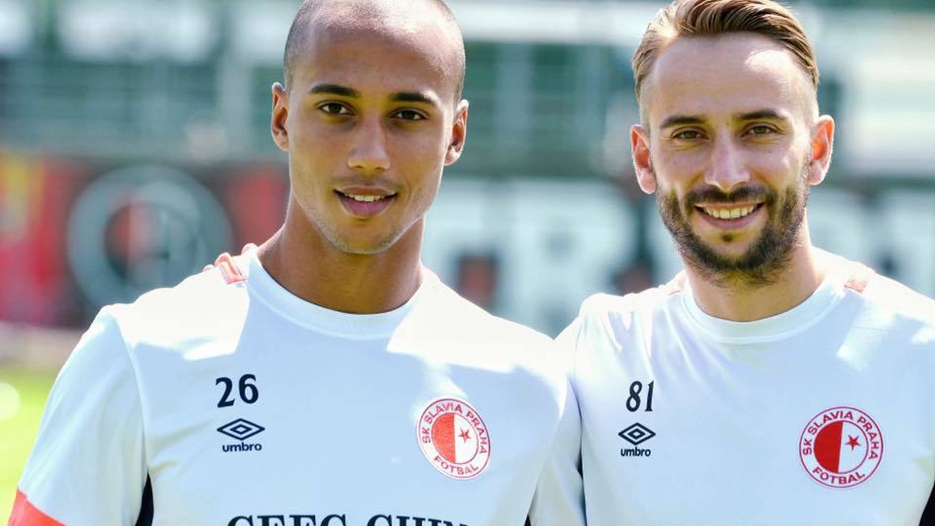 Nové posily SK Slavia Praha - vpravo Dušan Švento a vľavo Gino Van Kessel z AS Trenčín.