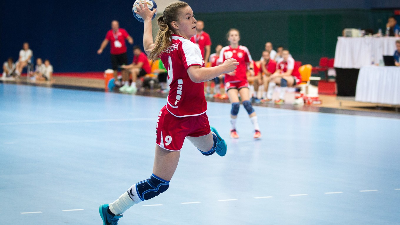 V úvodnom zápase si mladé slovenské hádzanárky vybojovali víťazstvo. Na snímke zakončuje v zápase proti Argentíne Nicol Nejedlíková.
