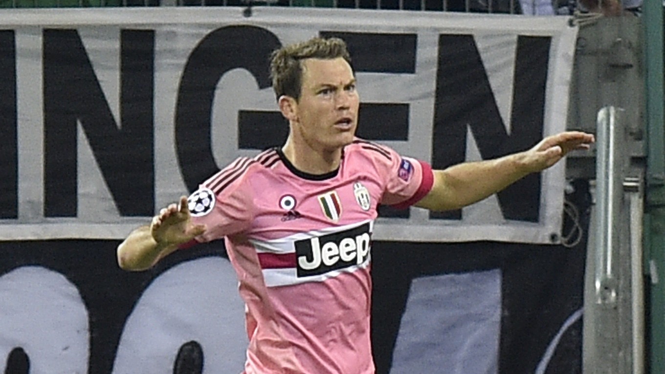 Stephan Lichtsteiner oslavuje gól do siete Borussie Mönchengladbach.