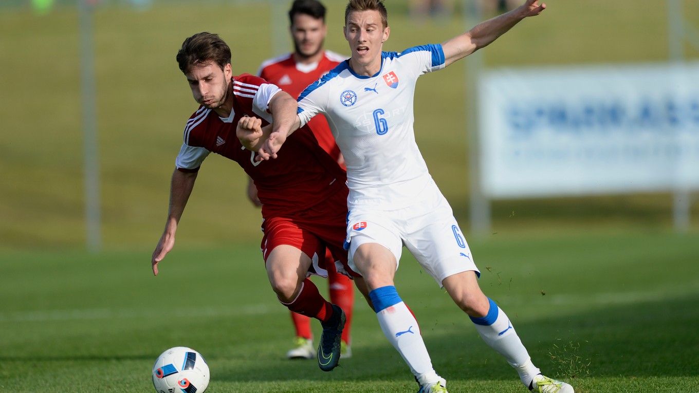 Ján Greguš (s číslom 6) je aj reprezentantom Slovenska.