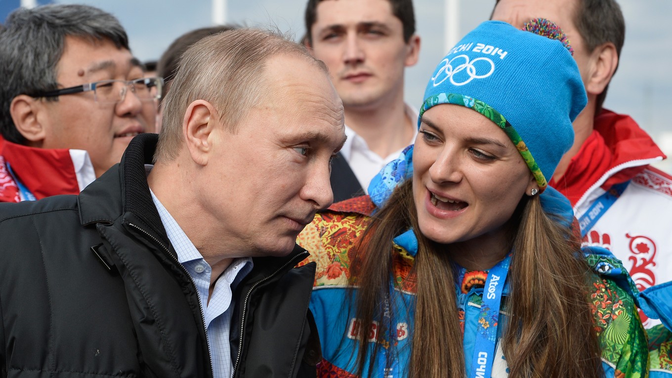 Jelena Isinbajevová (vpravo) je tvárou ruského športu aj obľúbenou športovkyňou prezidenta Vladimira Putina.