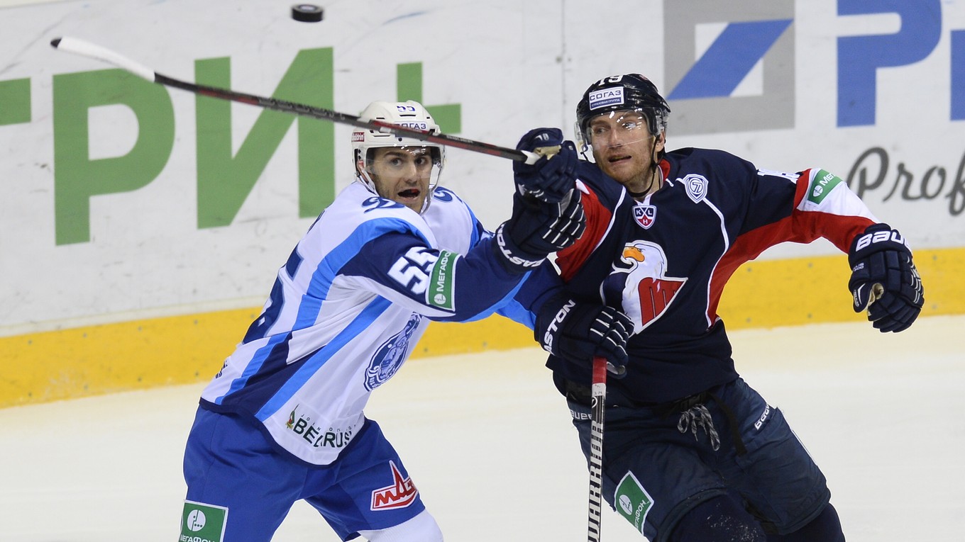 Matt Murley (vpravo) si v KHL obliekal aj dres Slovana Bratislava.