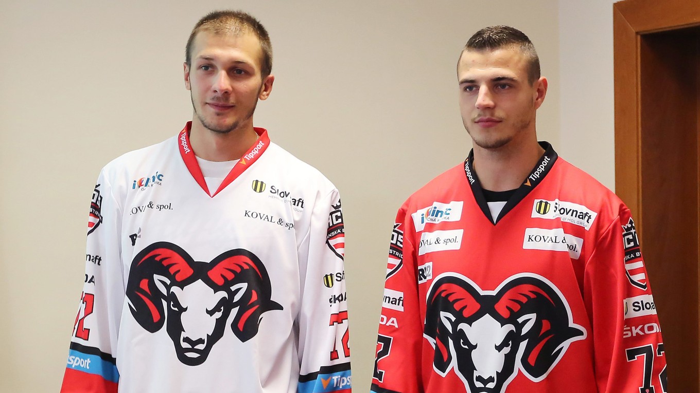 Hráči HC´05 iClinic Banská Bystrica Tomáš Matoušek a Mário Lunter v dresoch s novým logom.