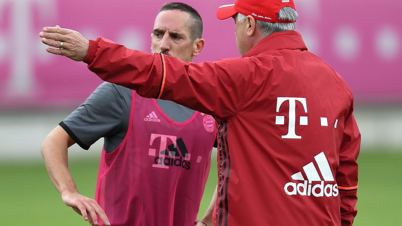 Franck Ribéry (vľavo) komunikuje s novým trénerom Bayernu Carlom Ancelottim.