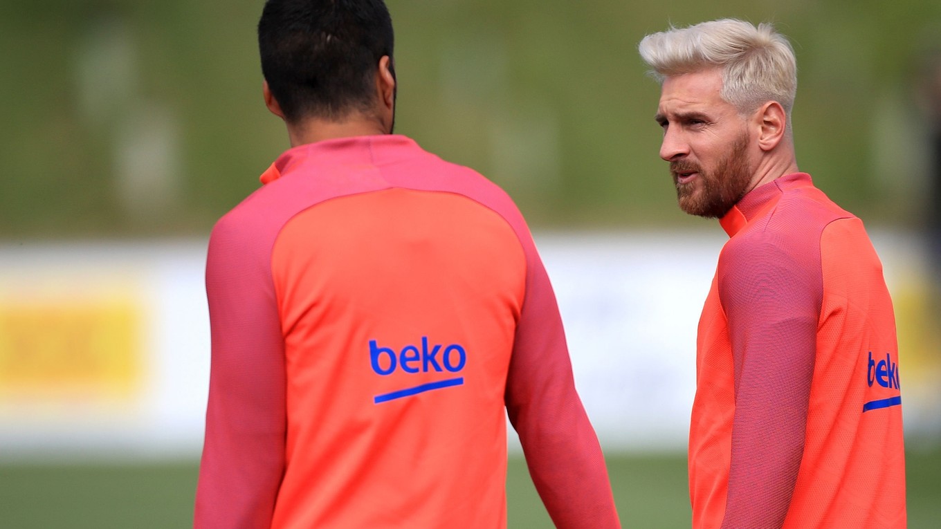 Lionel Messi (vpravo) prekvapil zmenou účesu.