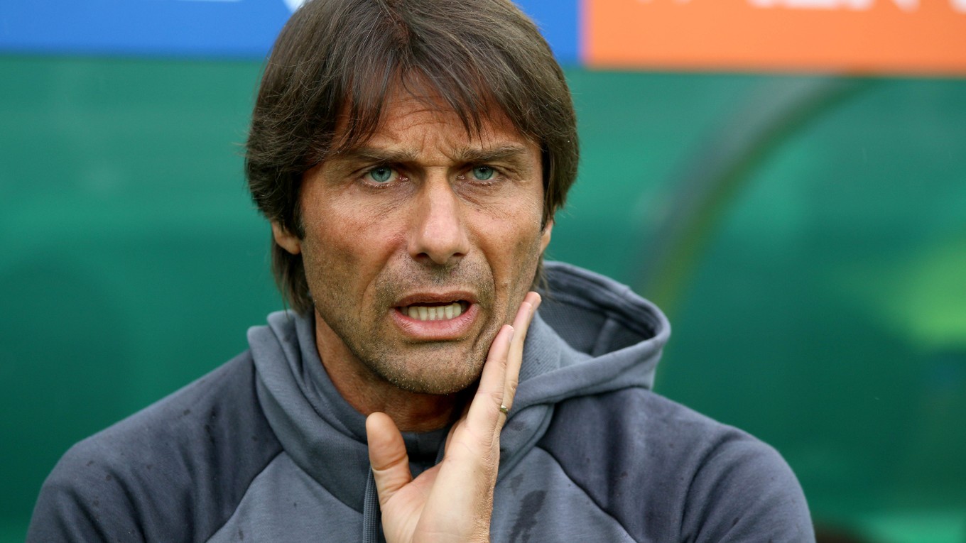 Tréner Chelsea Antonio Conte nemôže uveriť súčasným prestupovým čiastkam. 