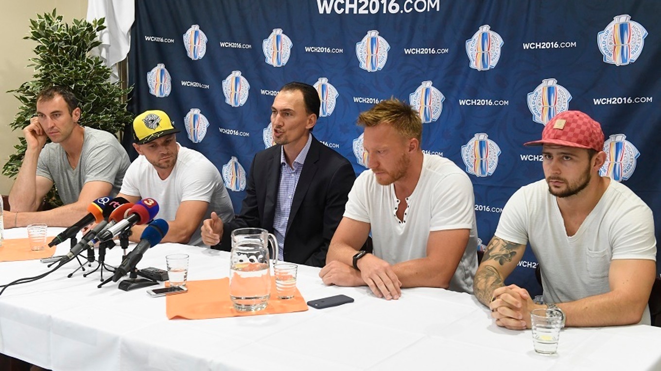 Miroslav Šatan (v strede) v obkľúčení hráčov, ktorí sa predstavia na Svetovom pohári vo výbere Európy.
