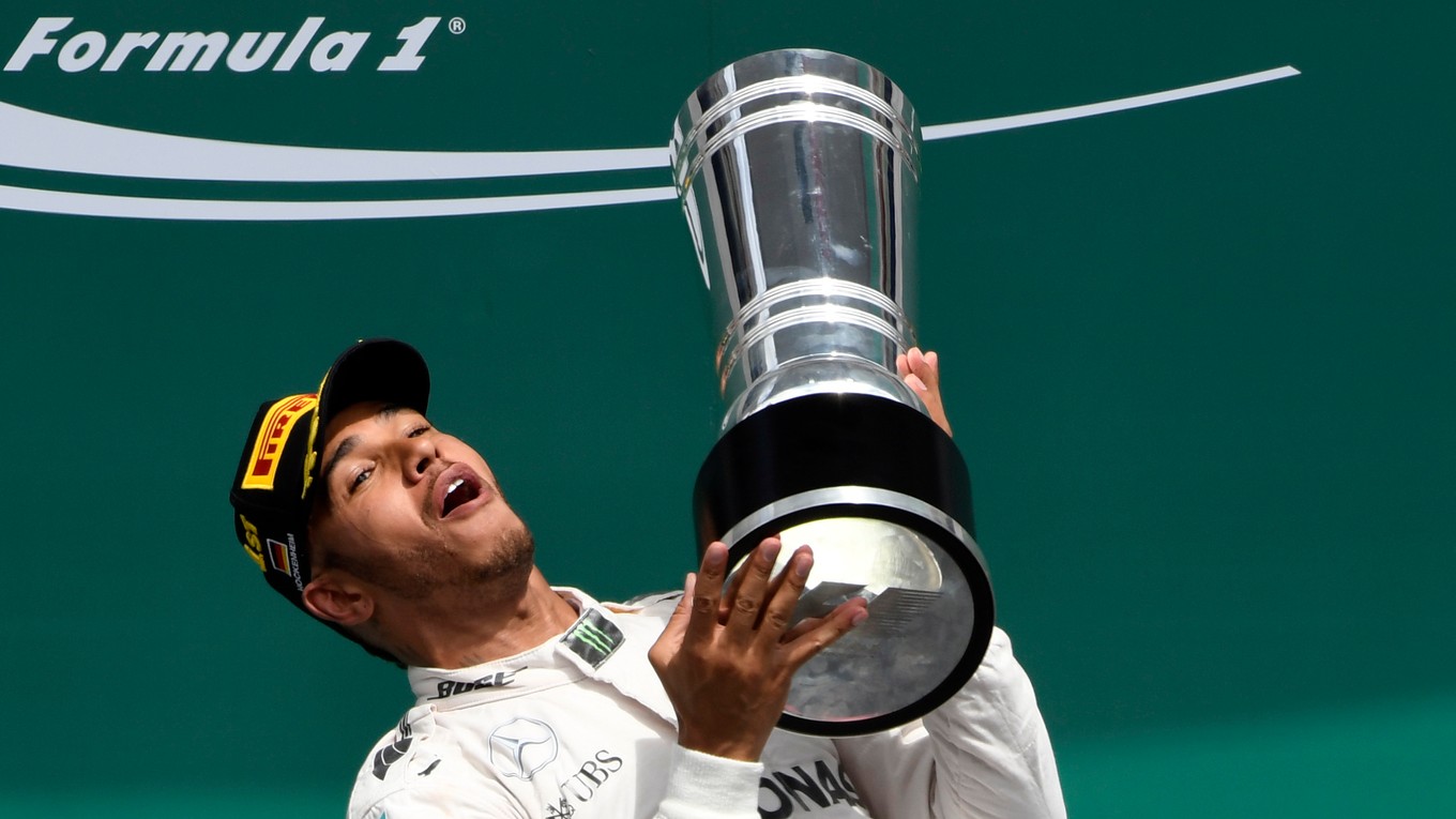 Lewis Hamilton štvrtý raz za sebou zdvihol nad hlavu víťaznú trofej.