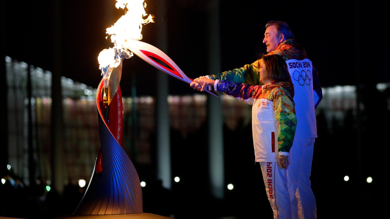 Olympijské hry sú vždy veľkou oslavou športu. Na snímke počas otváracieho ceremoniálu hier v Soči zapaľujú olympijský oheň Vladislav Treťjak a Irina Rodninová.