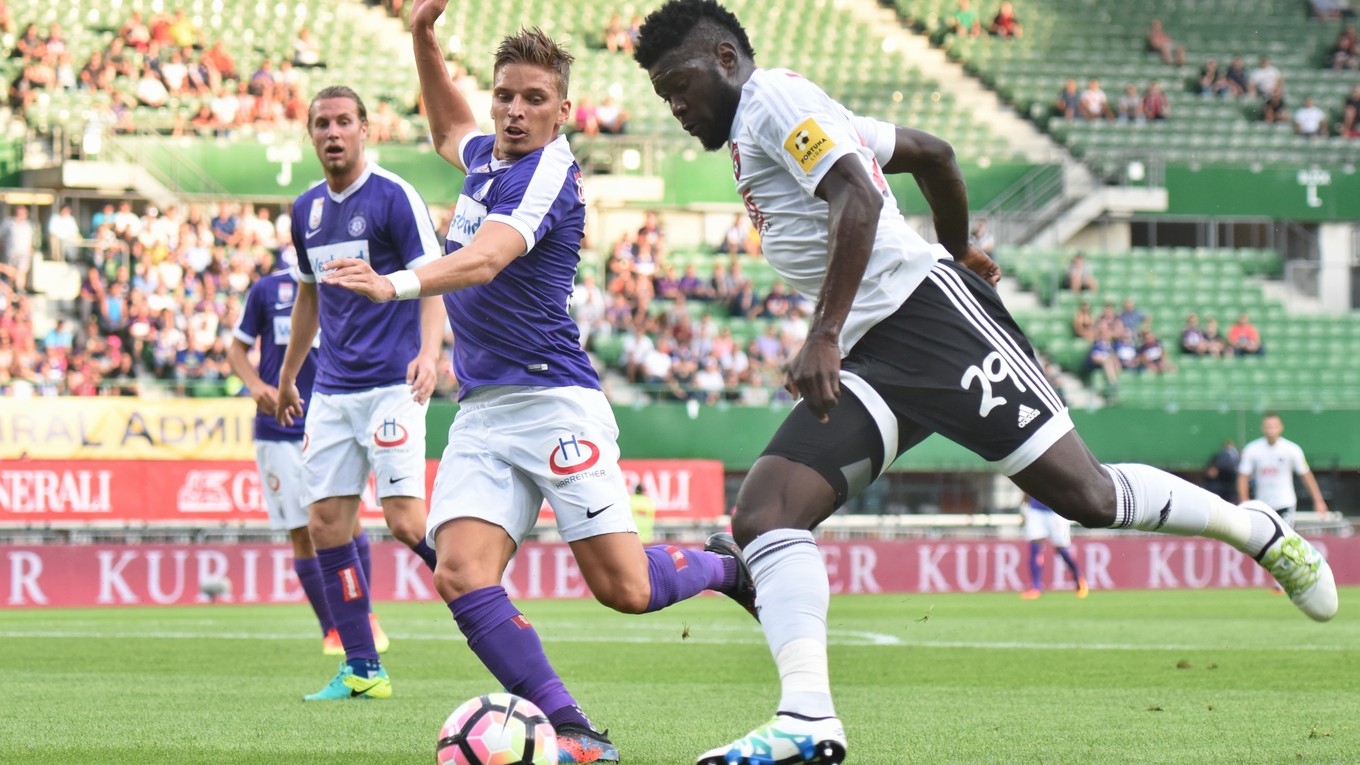 Futbalisti Trnavy vo Viedni prekvapili a vyhrali. Na snímke strieľa hráč Spartaka Robert Ndip Tambe (vpravo).