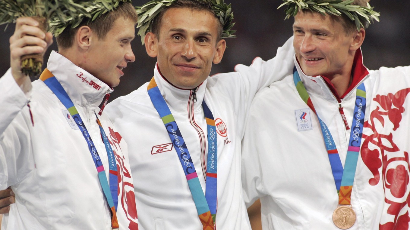 Robert Korzeniowski (v strede) je zlatým olympijským medailistom z Atén 2004.