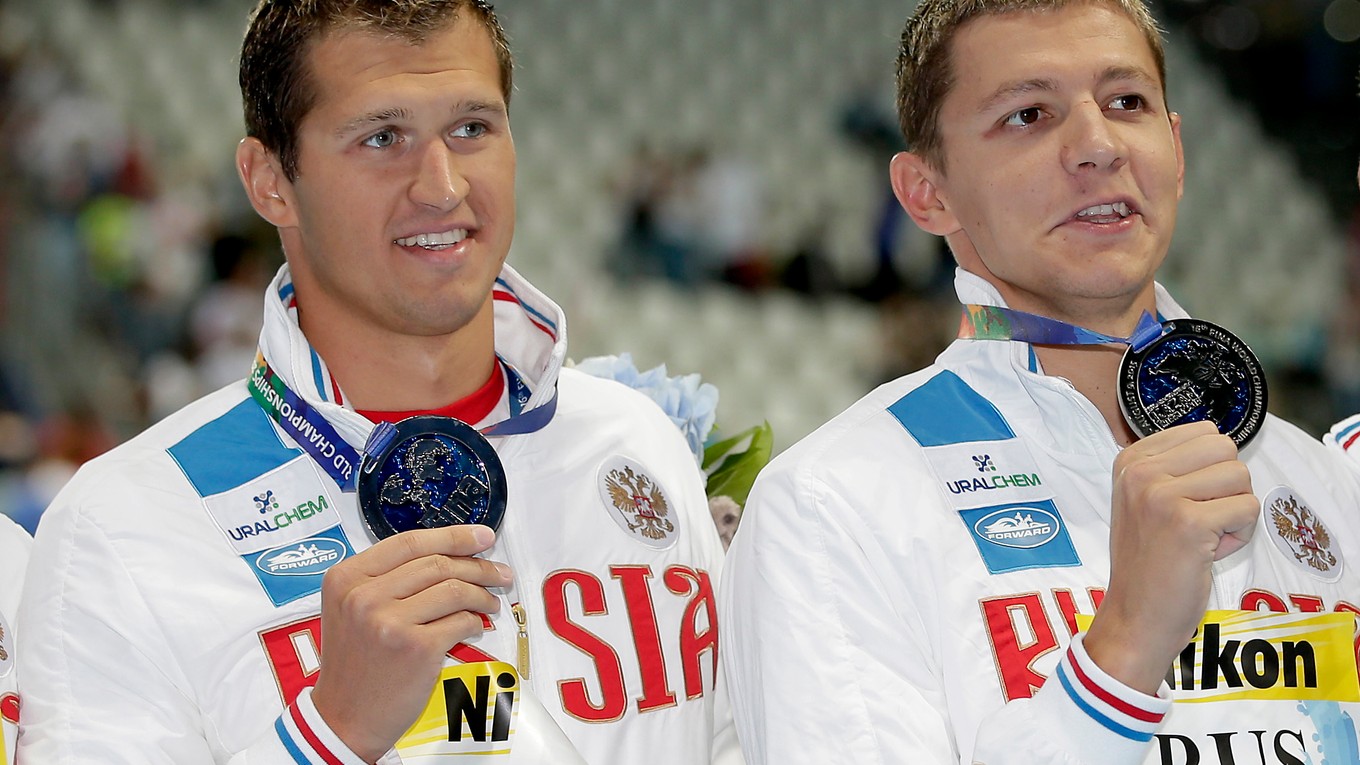 Ruskí plavci Nikita Lobincev (vľavo) a Vladimir Morozov môžu štartovať na olympijských hrách.