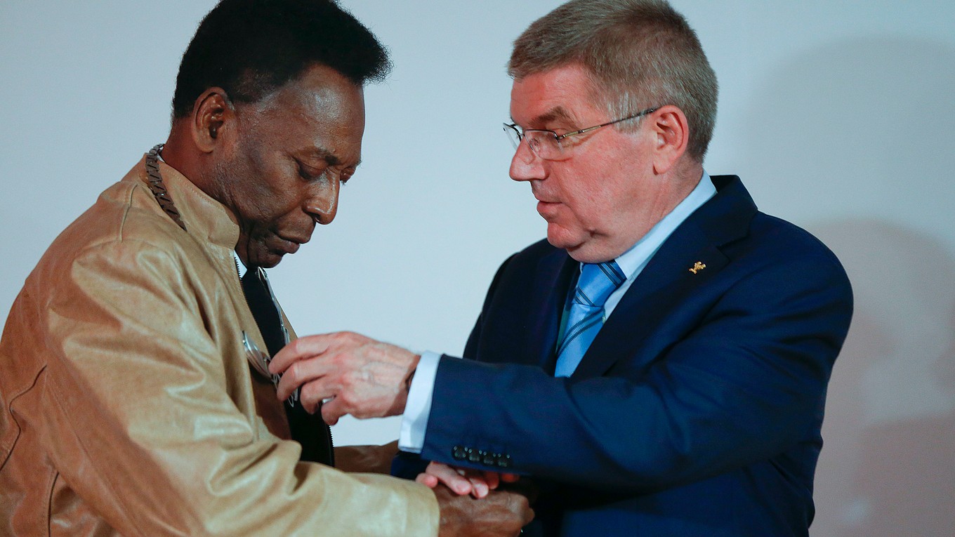 Pelé (vľavo) a prezident Medzinárodného olympijského výboru Thomas Bach.