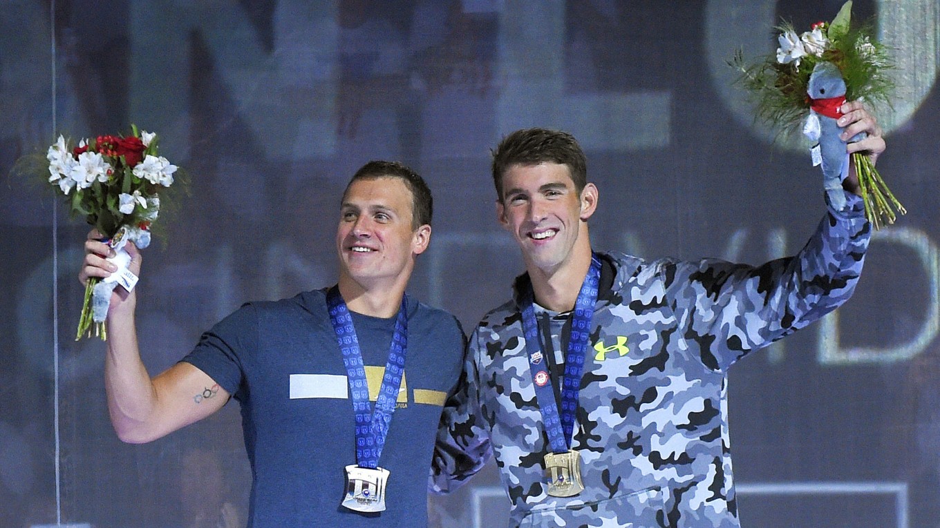 Ryan Lochte (vľavo) a Michael Phelps sú súpermi, ale súčasne veľmi dobrými kamarátmi.