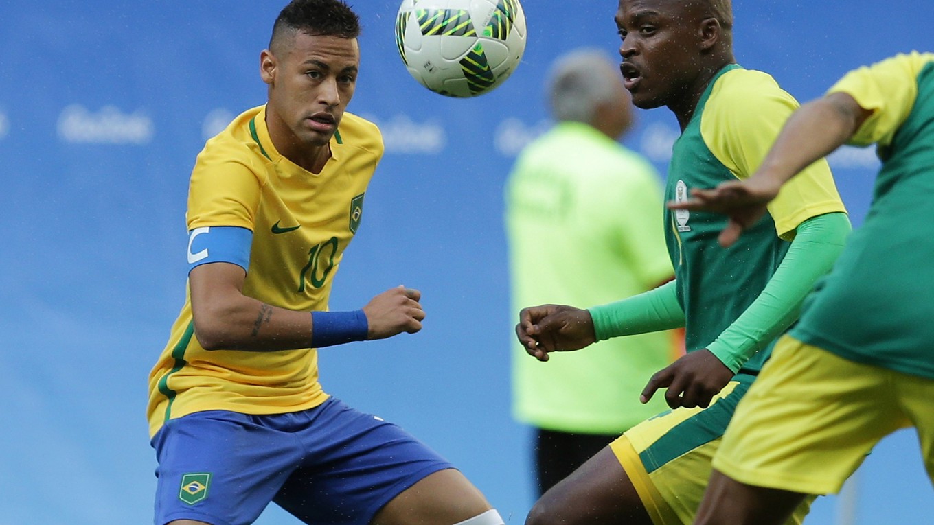 V prvom zápase Brazílie na turnaji sa strelecky nepresadil ani hviezdny Neymar Jr. (vľavo).