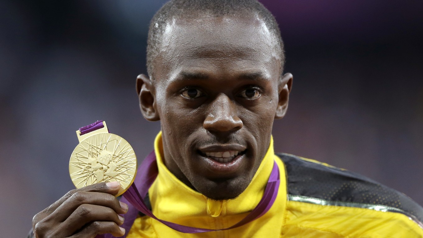 Usain Bolt pózuje so zlatou medailou, ktorú získal vo finále behu na 100 metrov na OH v Londýne. Získa ju aj v Riu?