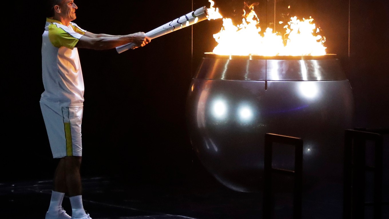 Vanderlei de Lima zapaľuje olympijský oheň