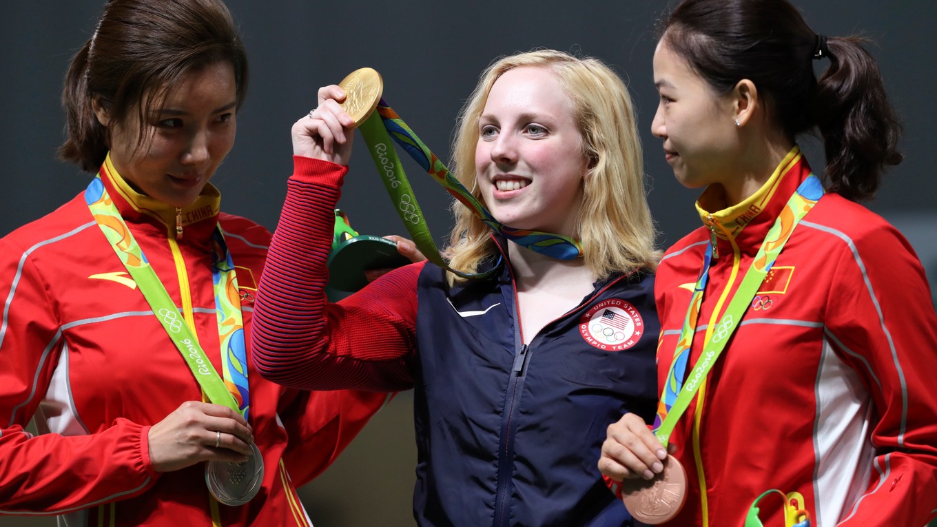 Američanka Virginia Thasherová (uprostred) získala prvú zlatú olympijskú medailu na hrách v Riu de Janeiro.