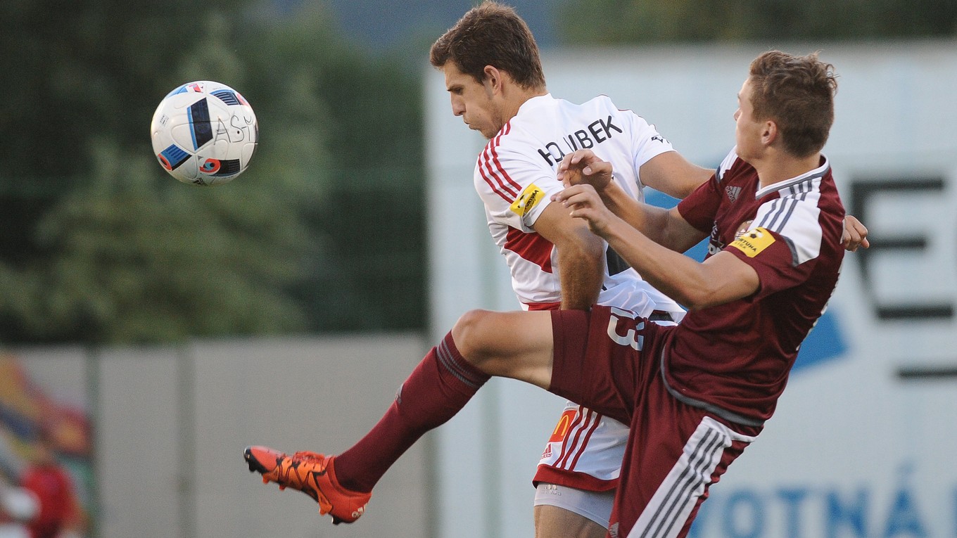 Jakub Holúbek z AS Trenčín (vľavo) v súboji s Danielom Magdom z Podbrezovej.