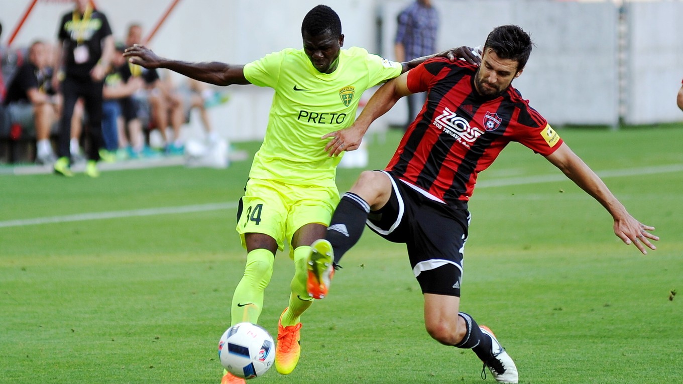 Sprava: Boris Godál z Trnavy a Yusuf Otubanjo zo Žiliny počas futbalového zápasu 4. kola Fortuna ligy medzi FC Spartak Trnava - MŠK Žilina.