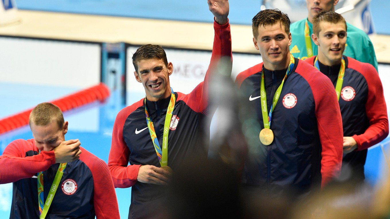Phelps (druhý zľava) sa raduje zo zisku zlatej medaily.