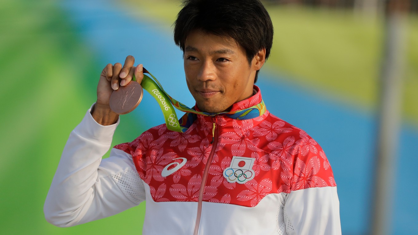 Takuja Haneda pózuje s bronzovou medailou.